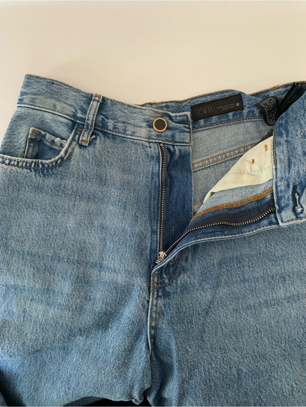 Zara high rise light wash culotte jeans with wide leg. Size 2 - Picture 4 of 13